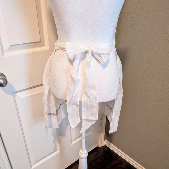 Vintage Cream Apron with Red Floral Accents - Picture 4 of 9